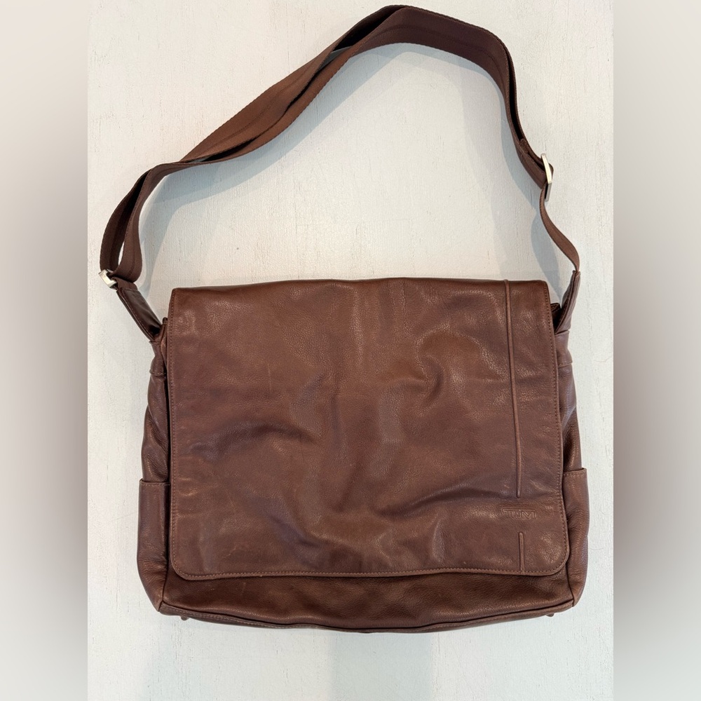 Tumi Gorgeous, Rich Brown Leather slim Messenger Bag, EUC